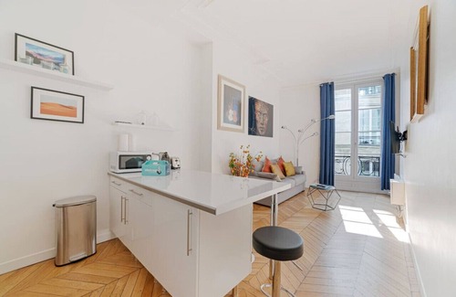 Palais-Royal Apartment | Luxe 1-BR Gem Steps from the Louvre & Opera