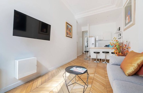 Palais-Royal Apartment | Luxe 1-BR Gem Steps from the Louvre & Opera