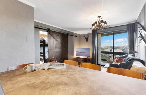 Hotham Heights Apartment | Luxe 1750