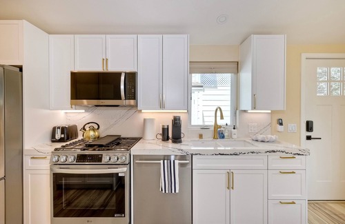 Townsite Condo | 🌴 Luxe 1BR Near Beach & Pier | A/C | Walk to Dining 🌊
