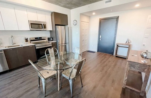 Saint-Laurent Condo | Luxe 1BR with Skyline views, Walk to Place Vertu