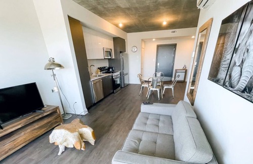 Saint-Laurent Condo | Luxe 1BR with Skyline views, Walk to Place Vertu