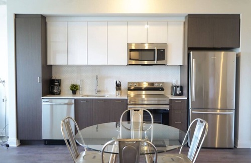 Saint-Laurent Condo | Luxe 1BR with Skyline views, Walk to Place Vertu