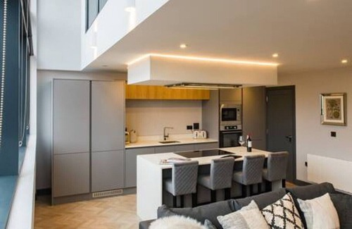 Penarth Apartment | Luxe 2 Bed Duplex Apt w/Balcony, Gym & Parking