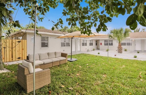 Progressive Northwest Apartment | Luxe 2br/1bath, Palm Beach, W/free parking, outdoor living area and Trampoline!