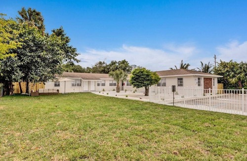 Progressive Northwest Apartment | Luxe 2br/1bath, Palm Beach, W/free parking, outdoor living area and Trampoline!