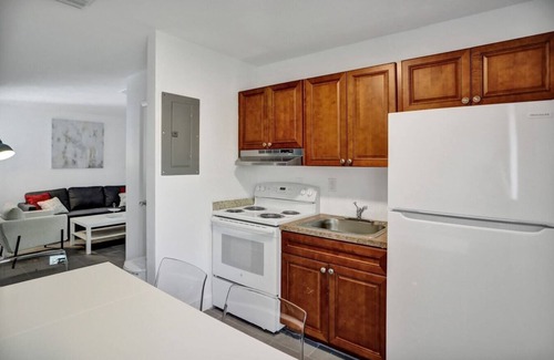 Progressive Northwest Apartment | Luxe 2br/1bath, Palm Beach, W/free parking, outdoor living area and Trampoline!