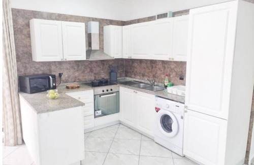 North Ridge Apartment | Luxe 2BRApt Ringway/Gym/Pool/Restaurant/near Airpt