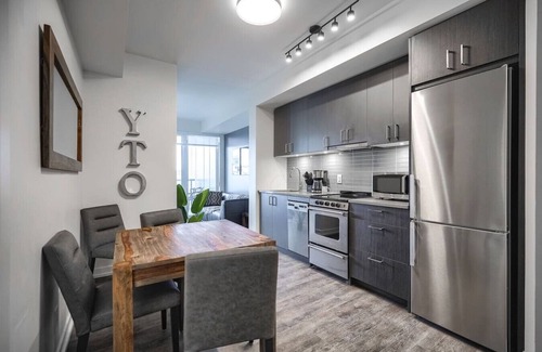 Church and Wellesley Apartment | Luxe 3BR Apt with GYM and Pool near Allan Gardens