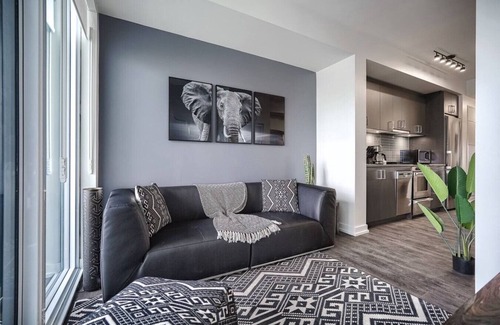 Church and Wellesley Apartment | Luxe 3BR Apt with GYM and Pool near Allan Gardens