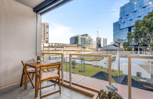 Docklands Apartment | Luxe 3BR CBD Apartment with River Views and Resort Style Amenities