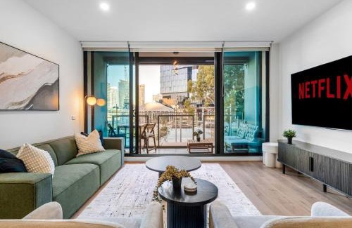 Docklands Apartment | Luxe 3BR CBD Apartment with River Views and Resort Style Amenities