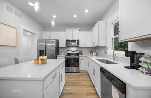 Durham House | Luxe 3BR Retreat Mins to Duke Campus, DPAC, NCCU & Downtown Durham/FREE PARKING