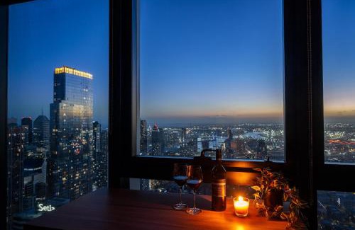 Melbourne Central Business District Apartment | Luxe 3BR Skyline Sunset Residence Level 63 - CBD Views, Parking, Pool, Sauna, Gym