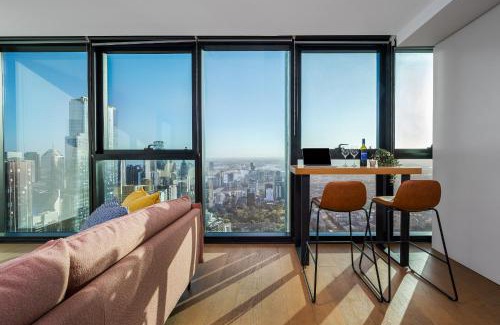 Melbourne Central Business District Apartment | Luxe 3BR Skyline Sunset Residence Level 63 - CBD Views, Parking, Pool, Sauna, Gym