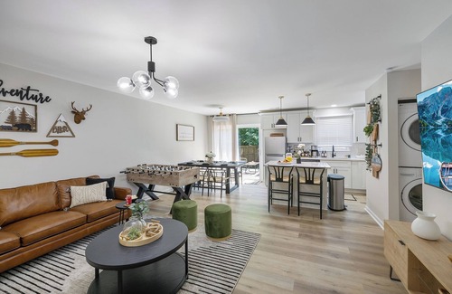 Paw Creek House | LUXE 3BR that Sleeps 6 w. a Backyard Oasis. Free Late Checkout for 3+ Nights.