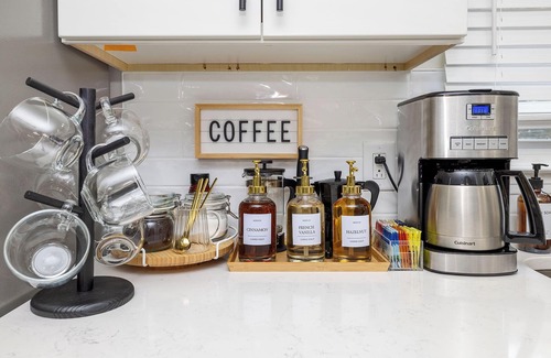 Paw Creek House | LUXE 3BR that Sleeps 6 w. a Backyard Oasis. Free Late Checkout for 3+ Nights.