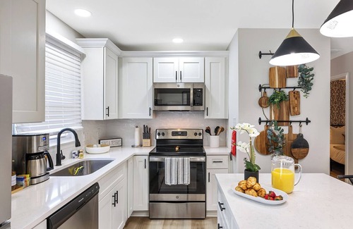 Paw Creek House | LUXE 3BR that Sleeps 6 w. a Backyard Oasis. Free Late Checkout for 3+ Nights.