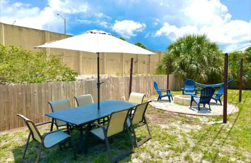 West Palm Beach House | Luxe 4br Escape Pet-friendly Outdoor Lounge