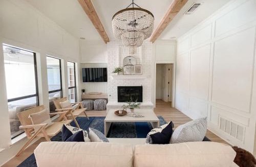 Grapevine House | Luxe 4BR with Heated Pool and Hot Tub - Walk to Lake