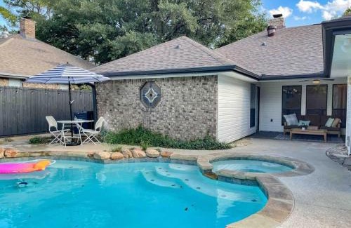 Grapevine House | Luxe 4BR with Heated Pool and Hot Tub - Walk to Lake