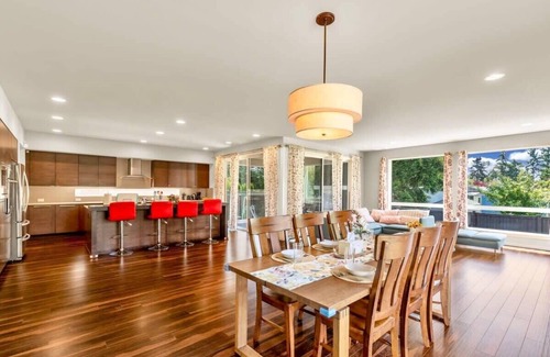Federal Way House | Luxe 5-bedroom home in Federal Way
