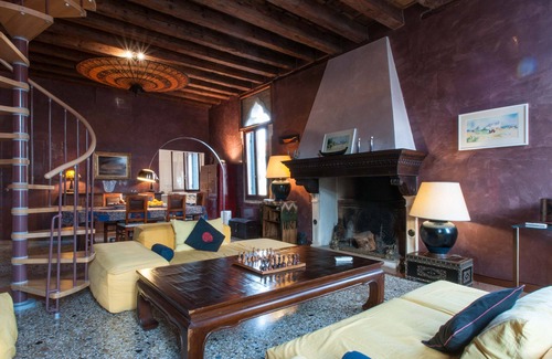 Cannaregio Apartment | Luxe and calm in sunny gothic palazzo Cannaregio