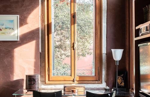 Cannaregio Apartment | Luxe and calm in sunny gothic palazzo Cannaregio