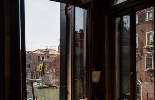 Cannaregio Apartment | Luxe and calm in sunny gothic palazzo Cannaregio