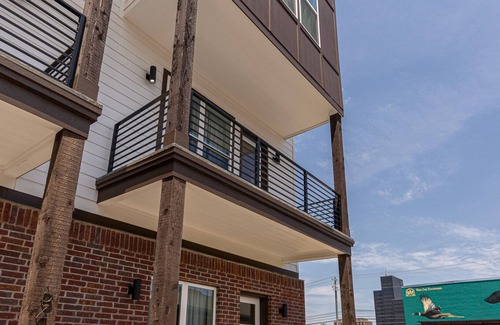 Tyler House | Luxe Downtown Townhouse – Walkable, Stylish & Spacious