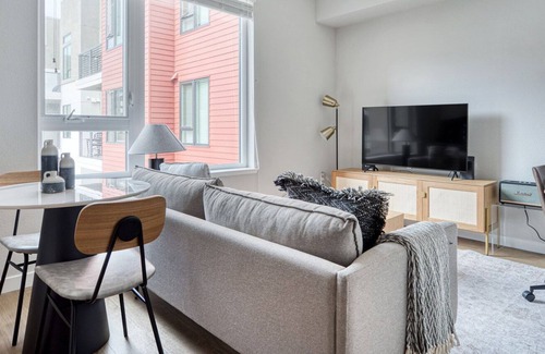 Emeryville Apartment | Luxe Emeryville Studio w/ Gym, Pool, Parking, near BART, by Blueground