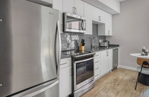 Emeryville Apartment | Luxe Emeryville Studio w/ Gym, Pool, Parking, near BART, by Blueground