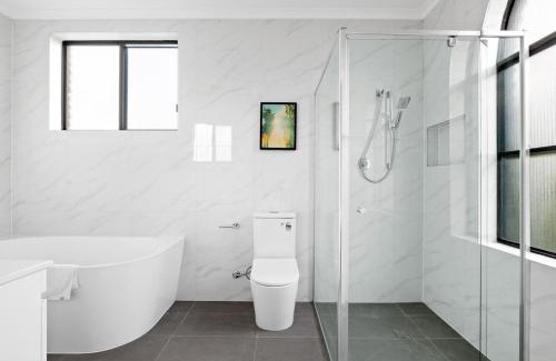 Bankstown House | Luxe Ensuite Queen Room - Close to Stations & Shops