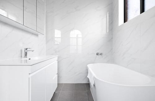 Bankstown House | Luxe Ensuite Queen Room - Close to Stations & Shops