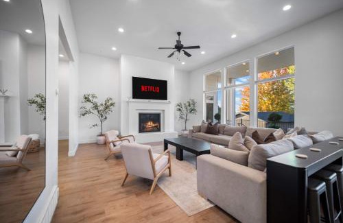 Lindon House | Luxe Family Retreat with Private Pickleball a Large Swim Spa indoor Movie Theatre 2 Outdoor Firepits a Home Gym and more