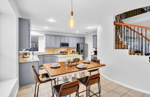 Grand Prairie House | Luxe Group stay 3000 SQ FT w/Theater, Games & Outdoor vibes