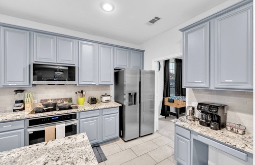Grand Prairie House | Luxe Group stay 3000 SQ FT w/Theater, Games & Outdoor vibes