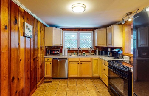 Lake Harmony Cottage | Luxe Lakefront Haven Twin Cottages with Lake Access