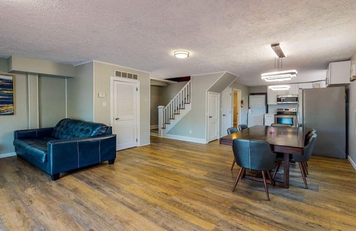 Lake Harmony Cottage | Luxe Lakefront Haven Twin Cottages with Lake Access