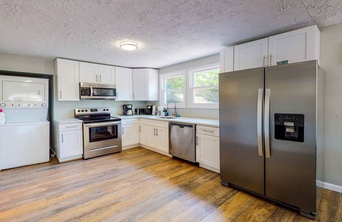 Lake Harmony Cottage | Luxe Lakefront Haven Twin Cottages with Lake Access