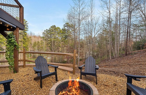 Mill Spring Apartment | Luxe Lakefront Private Dock Kayaks Hot Tub Fire Pit