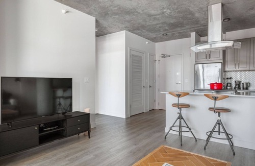 Lake View East Apartment | Luxe Lakeview 1BR w/Gym & Grills, nr Lakefront Trail, by Blueground