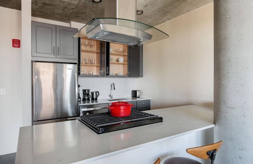 Lake View East Apartment | Luxe Lakeview 1BR w/Gym & Grills, nr Lakefront Trail, by Blueground