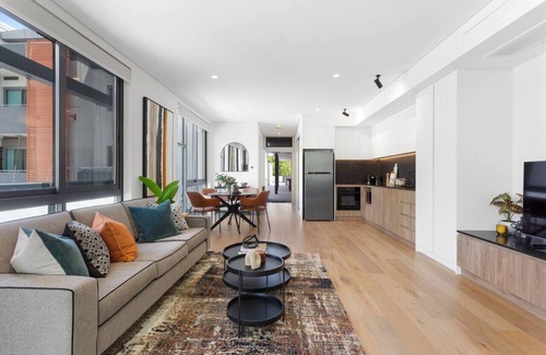 Perth Apartment | Luxe Living | Instaworthy city views from rooftop!
