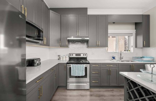 Richmond Apartment | Luxe Minimalist Glam 2-Bed Getaway + BBQ