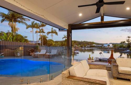 Currumbin Waters House | Luxe Modern Waterfront 4BR Oasis Wifi, BBQ & Pool