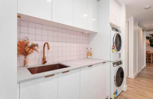 Currumbin Waters House | Luxe Modern Waterfront 4BR Oasis Wifi, BBQ & Pool