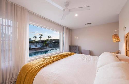 Currumbin Waters House | Luxe Modern Waterfront 4BR Oasis Wifi, BBQ & Pool