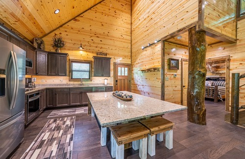 Gatlinburg - Pigeon Forge Cabin | Luxe Mountain Lodge: Heated Pool ~ Glamping Dome ~ Hot Tub