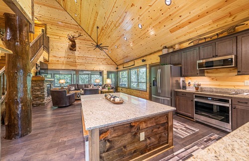 Gatlinburg - Pigeon Forge Cabin | Luxe Mountain Lodge: Heated Pool ~ Glamping Dome ~ Hot Tub